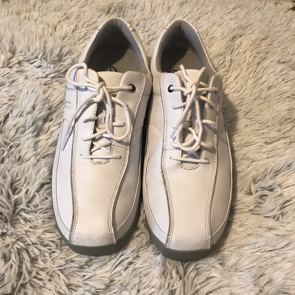 Clark’s Men’s leather white lace shoe